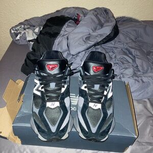 New Balance Men's Black and White Sneakers